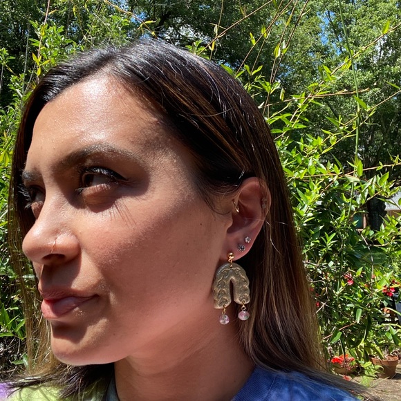 Gold arch textured dangle earrings - Picture 3 of 3